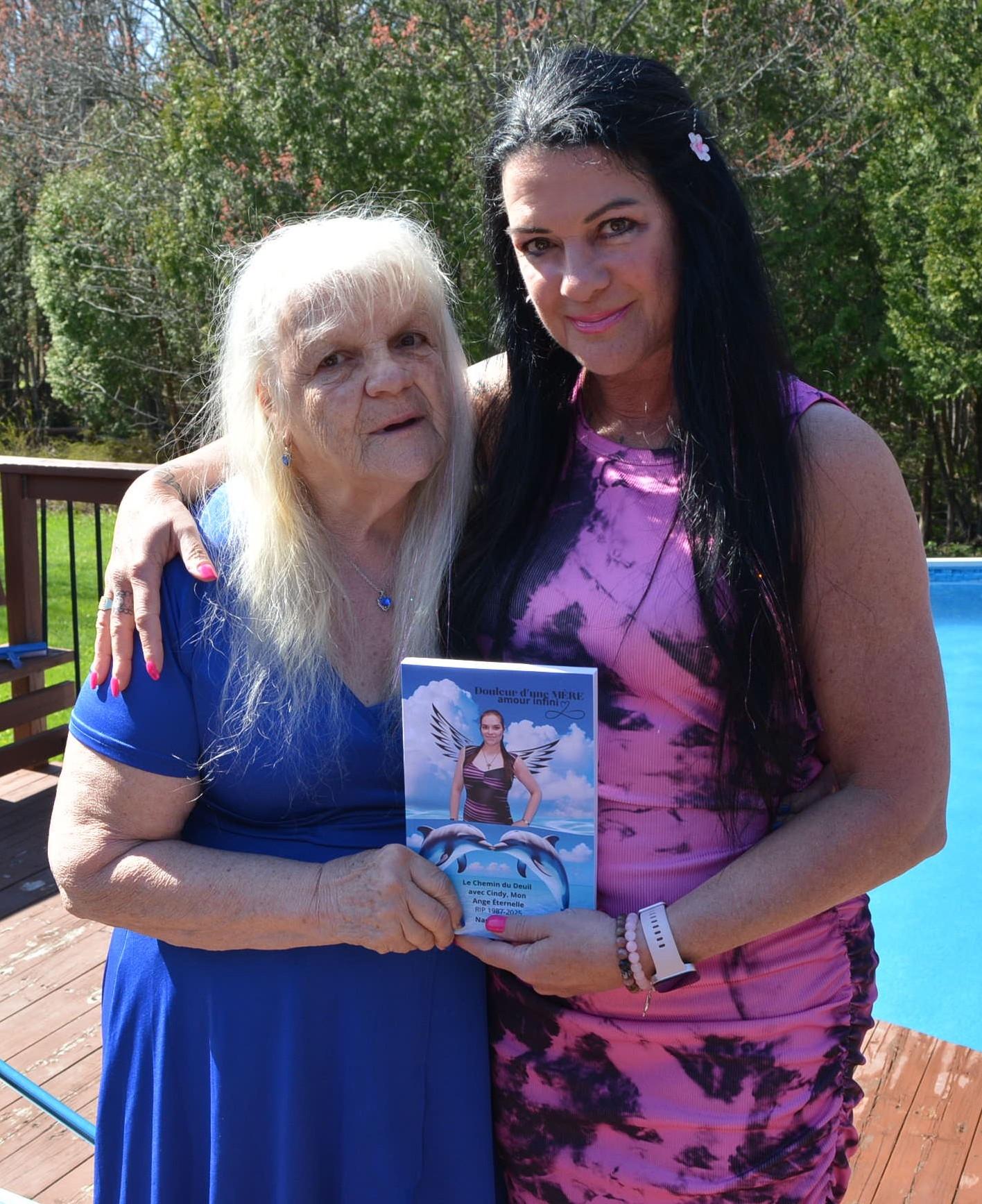 Maman avec livre cindy pour sa fete
